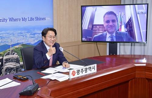 강기정 광주시장이 24일 포르투갈 브라가 시장과 화상회의를 갖고 있다. [광주시 제공]