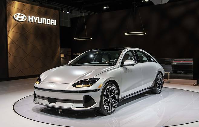 미국 로스앤젤레스에서 열린 ‘LA 오토쇼’에 전시된 현대자동차 ‘아이오닉6’. [현대차 제공]