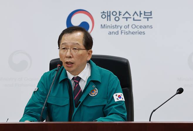 조승환 해양수산부 장관이 22일 오후 정부세종청사 해양수산부에서 화물연대 집단 운송 거부에 대비해 항만 비상수송 대책을 점검하는 회의를 하며 발언하고 있다. 이날 회의는 부산, 인천, 목포 등 각 지방 해양수산청을 영상으로 연결해 열렸다. 연합뉴스
