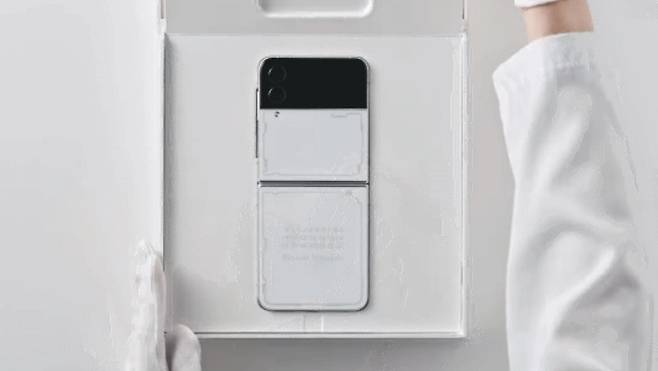 갤럭시Z플립4 메종마르지엘라 에디션. [삼성전자 제공]