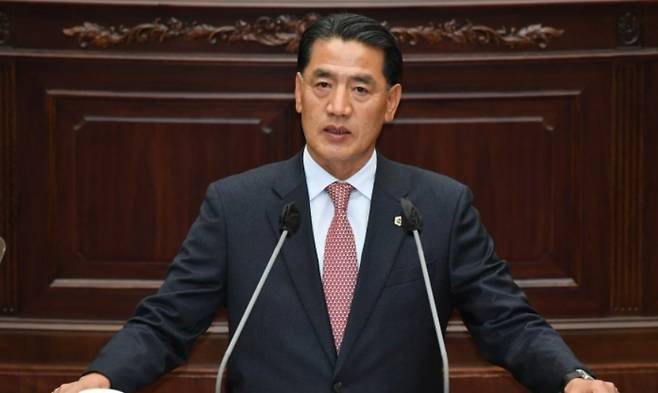 이영수 경남도의원이 지난 25일 경남도의회 본회의장에서 도정질의를 하고 있다. [사진=이영수 의원실]