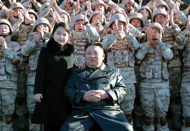 [서울=뉴시스] 북한 조선중앙TV가 27일 북한 김정은 국무위원장이 신형대륙간탄도미사일 화성포-17형 시험발사 참여했던 공로자들과 함께 기념사진을 찍고 그들의 노력을 평가했다고 보도했다. 이날 김 국무위원장은 둘째 딸을 데리고 나와 과시하는 모습을 보였다. 이날 공개된 사진에서 털이 달린 검은색 긴 코트를 입은 둘째 딸은 가죽 롱코트 차림의 김 위원장의 팔짱을 끼며 나란히 걷는가 하면, '화성-17형' 발사 공로자들에게 박수를 보내는 등 자연스러운 모습을 연출했다. (사진=조선중앙TV 캡쳐) 2022.11.27. photo@newsis.com *재판매 및 DB 금지