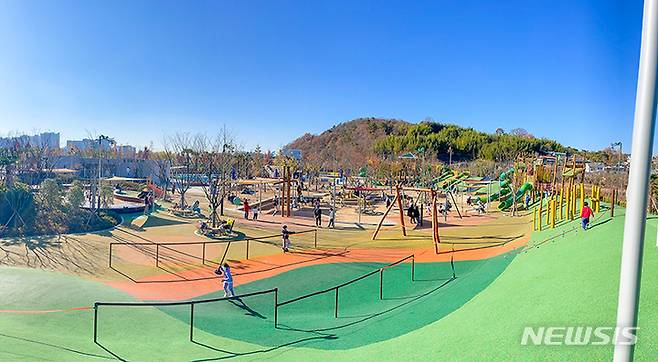 [창원=뉴시스] 행정안전부의 '2022년 우수 어린이놀이시설'로 선정된 진주시 '물초울공원 어린이모험놀이시설'.(사진=경남도 제공)2022.11.27. photo@newsis.com