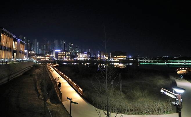 충남 천안의 새로운 문화·예술·낭만&nbsp;랜드마크로 개발되는&nbsp;성성호수공원 야경.