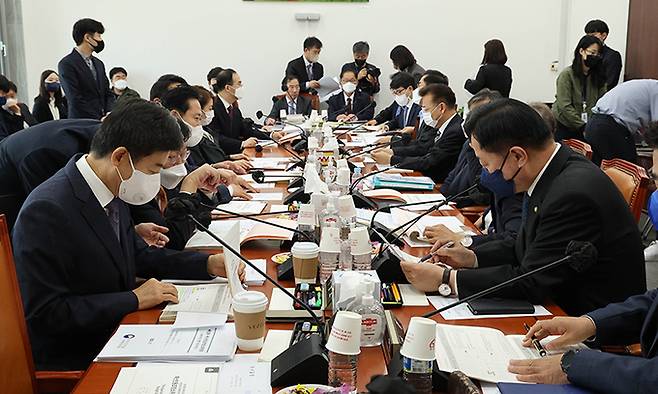 지난 25일 국회에서 열린 예결위 제1차 2023년도예산안등조정소위원회에서 참석 의원들이 예산안 자료를 보고 있다. 연합뉴스