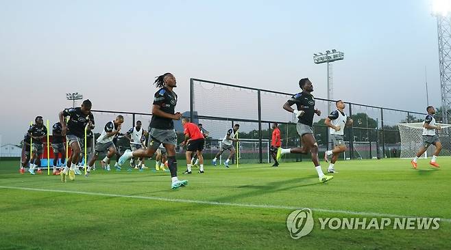 훈련하는 가나 대표팀 (도하=연합뉴스) 김도훈 기자 = 26일(현지시간) 카타르 도하의 어스파이어 존 훈련장에서 2022 카타르 월드컵 조별리그 H조 2차전 상대인 가나 축구대표팀 선수들이 훈련하고 있다. 2022.11.27 superdoo82@yna.co.kr