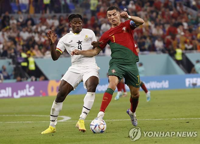 가나와의 경기에서 살리수에게 페널티킥 얻어내는 호날두(오른쪽) [EPA=연합뉴스]