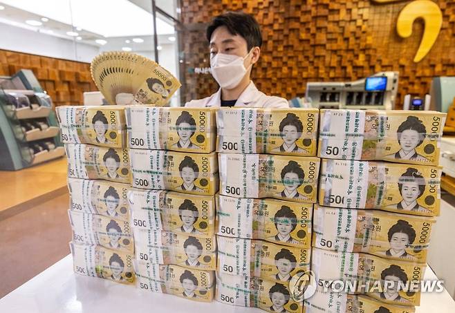 유동성 위기, 은행으로 번지나…은행채·금리 묶인 채 대출만 펑펑 (서울=연합뉴스) 황광모 기자. 사진은 1일 서울 중구 하나은행 본점 위변조대응센터에서 관계자가 5만 원 권 지폐들을 정리하는 모습. 2022.11.1 hkmpooh@yna.co.kr