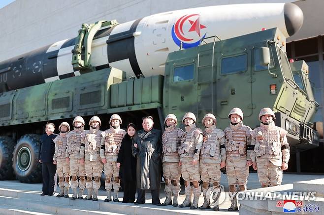 김정은, ICBM 공로자들과 기념사진…둘째딸 또 동행 (평양 조선중앙통신=연합뉴스) 북한 김정은 국무위원장이 지난 18일 있었던 대륙간탄도미사일(ICBM) '화성-17형' 발사에 참여했던 공로자들과 기념사진을 찍고 그들의 노력을 평가했다. 
 조선중앙통신은 27일 "경애하는 김정은 동지께서 신형대륙간탄도미사일 화성포-17형 시험발사 성공에 기여한 성원들과 함께 기념사진을 찍으시였다"고 보도했다.
 통신은 특히 이번 기념촬영에 "경애하는 총비서 동지께서 존귀하신 자제분과 함께 촬영장에 나왔다"고 밝혔다. 김 위원장은 지난 18일 ICBM 발사장에서 처음 공개했던 둘째 딸과 이번에도 손을 꼭 잡고 등장했다. 2022.11.27 
    [국내에서만 사용가능. 재배포 금지. For Use Only in the Republic of Korea. No Redistribution] 
 nkphoto@yna.co.kr
