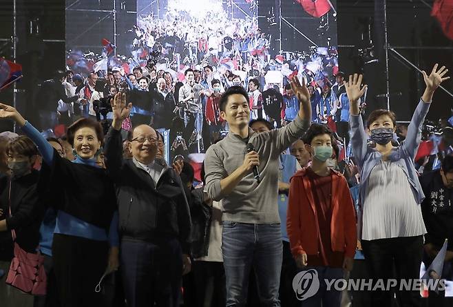장제스 증손자, 대만 타이베이 시장 당선 (AP=연합뉴스) 대만 제1야당인 국민당 타이베이 시장 후보인 장제스 증손자 장완안(가운데)이 26일 지방선거에서 대승을 거두며 지지자들에게 인사하는 모습.