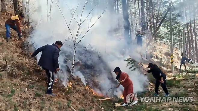 양양 추락 헬기로 산불…진화작업 (양양=연합뉴스)  27일 오전 강원 양양군 현북면 어성전리 명주사 인근 야산에서 헬기가 추락해 불이 나자 주민 등이 나서 진화작업을 하고 있다. 2022.11.27 [양양군 제공. 재판매 및 DB 금지] momo@yna.co.kr