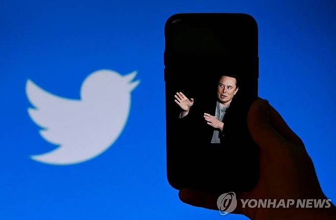 머스크, 활동 정지당한 트위터 계정 복구 예정 (워싱턴DC AFP=연합뉴스) 트위터를 인수한 일론 머스크는 24일(현지시간) 자신의 트위터를 통해 활동 정지 징계를 받은 계정을 복구하기로 했다고 밝혔다. 머스크는 23일부터 24시간 자신의 팔로워 대상으로 한 설문조사 결과에 따라 "사면(amnesty)은 다음 주에 시작된다"며 "72%가 찬성했다"고 말했다. 사진은 10월 4일 미국 워싱턴DC에서 트위터 로고와 함께 찍힌 머스크의 모습. [자료사진] 2022.11.25 ddy04002@yna.co.kr