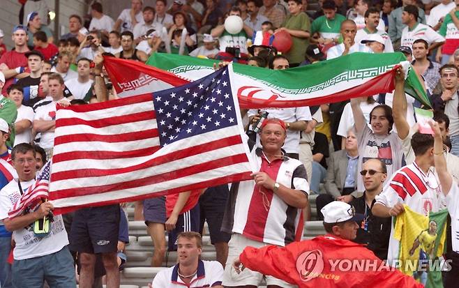 1998년 프랑스 월드컵에서 이란과 미국 축구팬들 [AFP=연합뉴스 자료사진. 재판매 및 DB금지]