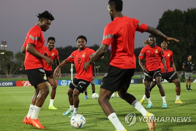 훈련하는 가나 대표팀 (도하=연합뉴스) 김주성 기자 = 2022 카타르 월드컵 조별리그 2차전 가나와 경기를 하루 앞둔 27일 오후(현지시간) 카타르 도하의 어스파이어 존 훈련장에서 가나 축구대표팀의 타릭 램프티 등 선수들이 훈련하고 있다. 2022.11.27 utzza@yna.co.kr