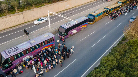 단체 셔틀버스를 대절해 폭스콘 공장을 빠져 나가는 근로자들. (사진=AFP)