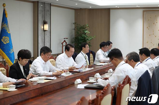 윤석열 대통령이 28일 오전 용산 대통령실 청사에서 수석비서관회의를 주재하며 자료를 살피고 있다. (대통령실 제공) 2022.11.28/뉴스1 ⓒ News1 오대일 기자