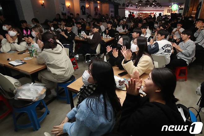 지난 24일 한국과 우루과이전 경기를 관람하는 학생들.(뉴스1 DB)