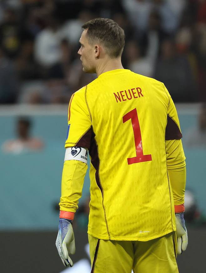 epa10322618 Goalkeeper Manuel Neuer of Germany reacts during the FIFA World Cup 2022 group E soccer match between Germany and Japan at Khalifa International Stadium in Doha, Qatar, 23 November 2022.  EPA/Ronald Wittek