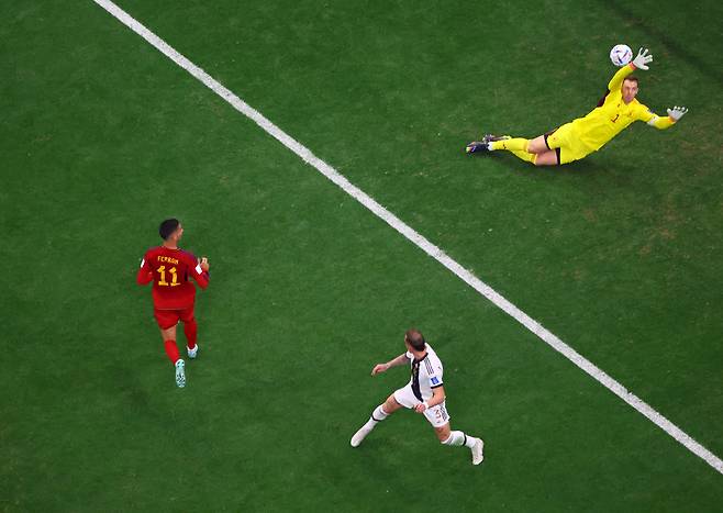 Soccer Football - FIFA World Cup Qatar 2022 - Group E - Spain v Germany - Al Bayt Stadium, Al Khor, Qatar - November 27, 2022 Spain's Ferran Torres shoots at goal REUTERS/Fabrizio Bensch