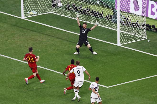 epa10333402 Niclas Fuellkrug of Germany (C, bottom) scores the 1-1 goal against goalkeeper Unai Simon of Spain during the FIFA World Cup 2022 group E soccer match between Spain and Germany at Al Bayt Stadium in Al Khor, Qatar, 27 November 2022.  EPA/Rungroj Yongrit