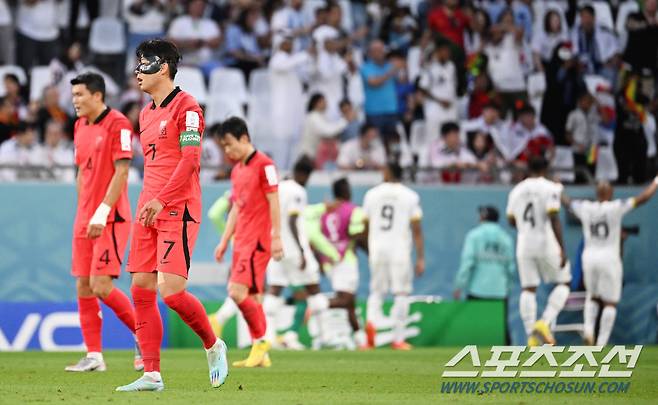 축구대표팀이 28일 오후 알라이얀의 에듀케이션 시티 스타디움에서 가나와 경기를 펼쳤다. 전반 가나에 연속 실점을 허용했다. 아쉬운 표정을 짓고 있는 손흥민. 알라이얀(카타르)=송정헌 기자songs@sportschosun.com/2022.11.28/