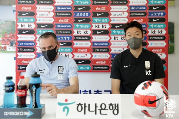 파울루 벤투(왼쪽) 감독과 황의조. ⓒKFA