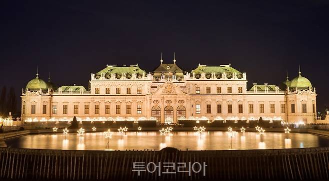 크리스마스 조명으로 꾸며진 벨베데레 전경 ©WienTourismusJulius_Hirtzberger
