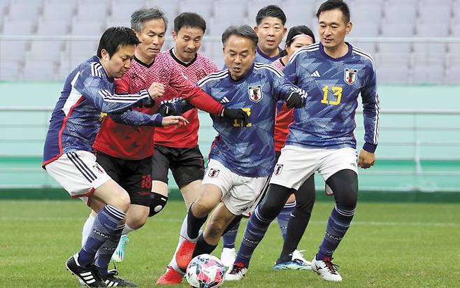 韓日국회, 4년 만에 축구… 한국이 5대3 승리 - 김승남(왼쪽 둘째) 더불어민주당 의원이 26일 서울 마포구 서울월드컵경기장에서 열린 제12회 한·일 국회의원 축구대회에서 일본 의원의 공을 빼앗으려 하고 있다. 그 뒤를 한병도(왼쪽 셋째) 민주당 의원이 따라가고 있다. 2018년 일본 도쿄에서 열린 대회 이후 4년 만에 열린 이번 대회에서 우리나라 의원들은 5대3으로 승리했다. /연합뉴스