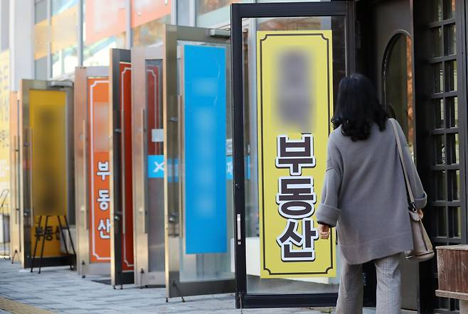 서울과 경기 과천, 성남(분당·수정), 하남, 광명 등 4개 지역을 제외한 전국 전 지역이 부동산 규제지역에서 해제된 14일 오후 인천시 연수구 송도국제도시 한 부동산중개업소에 시민이 들어가고 있다. 2022.11.14/연합뉴스