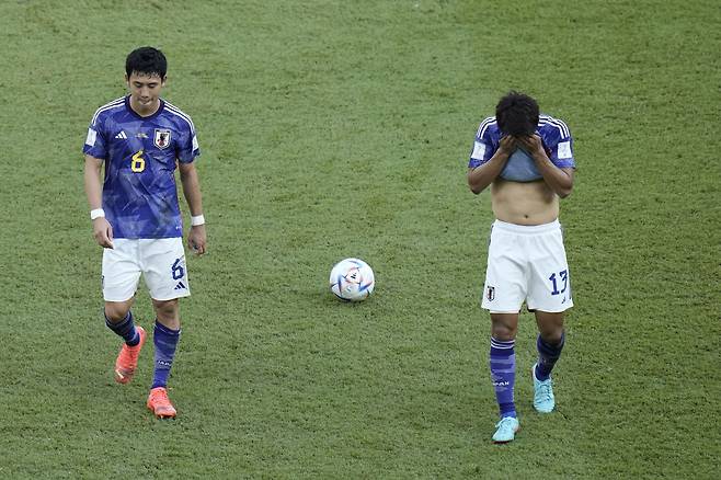 일본 축구대표팀 선수들이 27일(현지시간) 카타르 알라이얀 아흐마드 빈 알리 스타디움에서 코스타리카를 상대로 열린 2022 카타르 월드컵 조별리그 E조 경기에서 패한 후 아쉬움에 잠긴 채 경기장을 떠나고 있다. 이날 일본은 코스타리카에 0-1로 패했다./AP 연합뉴스