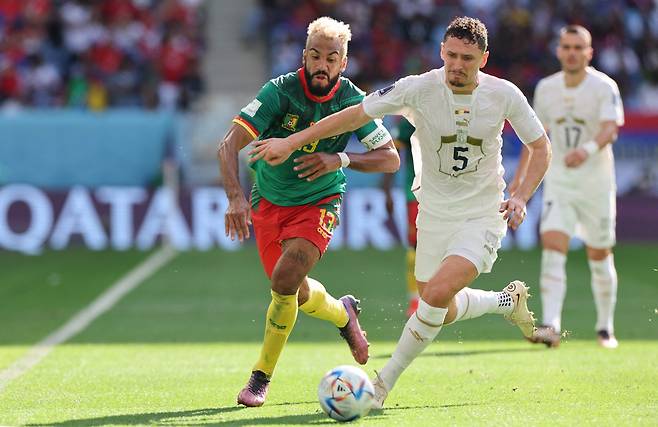 28일 카타르 월드컵 H조 2차전에서 카메룬의 에리크 막생 추포모팅(왼쪽)과 세르비아의 밀로스 벨리코비치가 몸싸움을 벌이고 있다. /AFP 연합뉴스