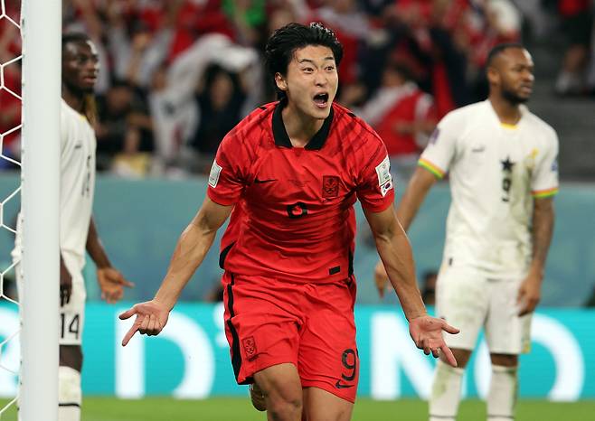 한국 축구 대표팀 공격수 조규성이 28일 열린 2022 카타르 월드컵 조별리그 가나와의 2차전에서 골을 넣은 뒤 포효하고 있다. /뉴스1