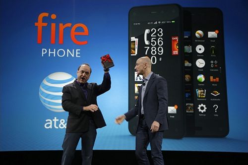 랄프 데 라 베가(왼쪽) AT&T 최고경영자(CEO)가 파이어폰 출시 행사에서 제프 베조스 아마존 CEO에게 선물받은 파이어폰을 들어올리고 있다./조선DB
