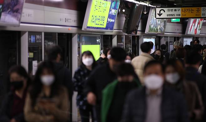 8일 오전 서울 중구 서울역 지하철 1호선 승강장에서 시민들이 발걸음을 옮기고 있다. /뉴스1
