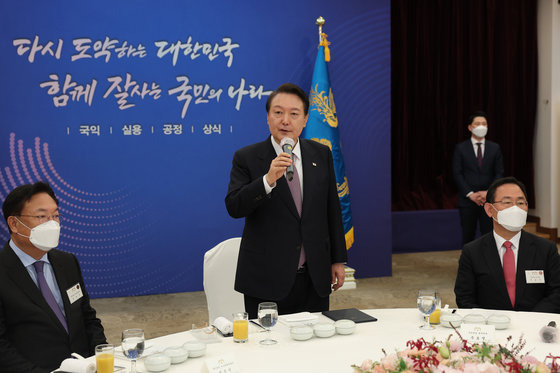 윤석열 대통령이 19일 서울 용산구 국방컨벤션에서 열린 국민의힘 원외당협위원장 초청 오찬에서 인사말을 하고 있다. 왼쪽부터 정진석 비대위원장, 윤 대통령, 주호영 원내대표. 2022.10.19/대통령실 제공