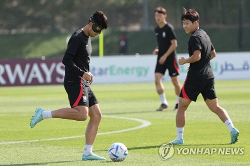 2022 카타르 월드컵 가나전을 하루 앞둔 27일 오후(현지시간) 축구대표팀의 손흥민 등 선수들이 카타르 도하 알에글라 훈련장에서 훈련하고 있다. 도하=연합뉴스