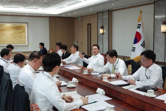 윤석열 대통령이 28일 오전 서울 용산 대통령실 청사에서 수석비서관회의를 주재하고 있다.<대통령실 제공>