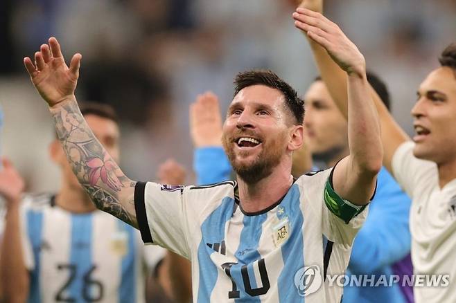 epa10331291 Lionel Messi of Argentina and teammates celebrate after the FIFA World Cup 2022 group C soccer match between Argentina and Mexico at Lusail Stadium in Lusail, Qatar, 26 November 2022. EPA/Friedemann Vogel