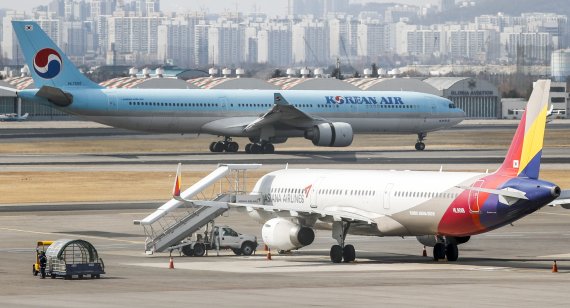 서울 강서구 김포국제공항에 대한항공과 아시아나항공 여객기가 주기돼있다. 뉴시스 제공