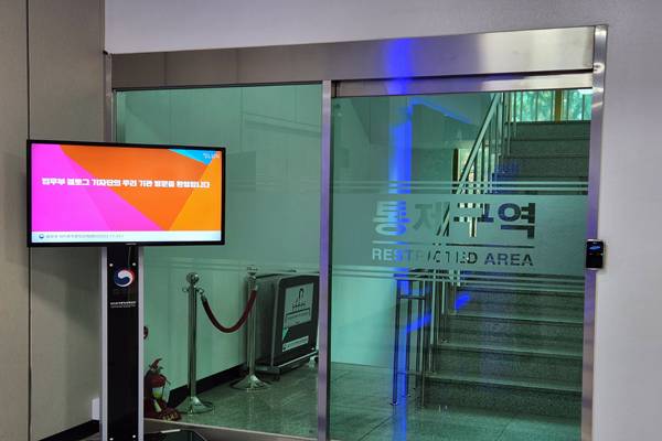 전자발찌 컨트롤 타워인 2층 관제실은 보안구역으로 긴장감이 감도는 곳이었다.