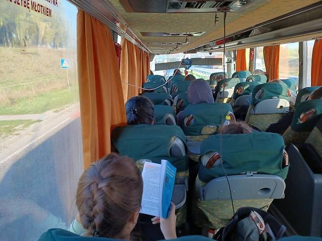 지난 10월13일 15살 여학생 빅토리야가 우크라이나-폴란드 간 만석이 된 피난 버스에서 소설책을 읽고 있다. 임인택 기자