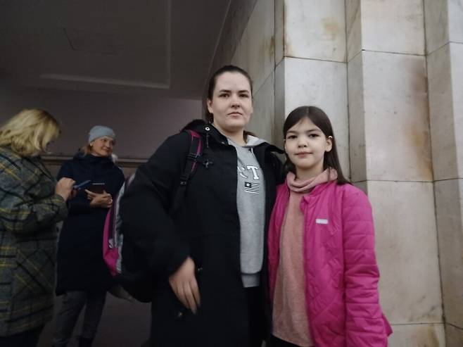 지난 10월10일 우크라이나 키이우 중심가의 흐레시차티크역에서 긴급 공습 대피 중 만난 10살 소피야(오른쪽)와 엄마 다리야. 임인택 기자