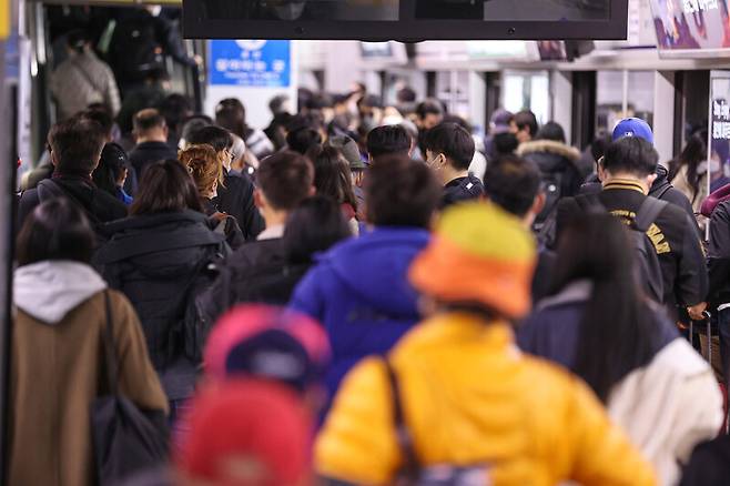 28일 오후 시민들이 지하철 1호선 서울역에서 지하철을 기다리고 있다. 연합뉴스