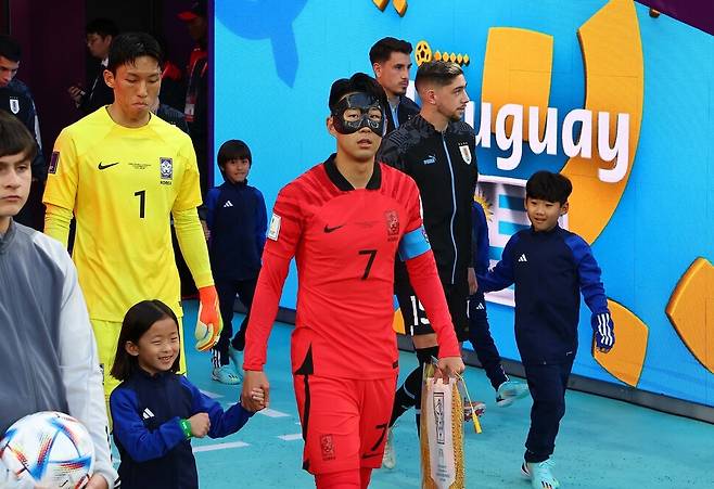 손흥민이 우루과이와 2022 카타르 월드컵 조별리그 H조 1차전이 열린 24일(현지시각) 오전 카타르 알라이얀 에듀케이션시티 경기장에 들어서고 있다. 알라이얀/김혜윤 기자 unique@hani.co.kr