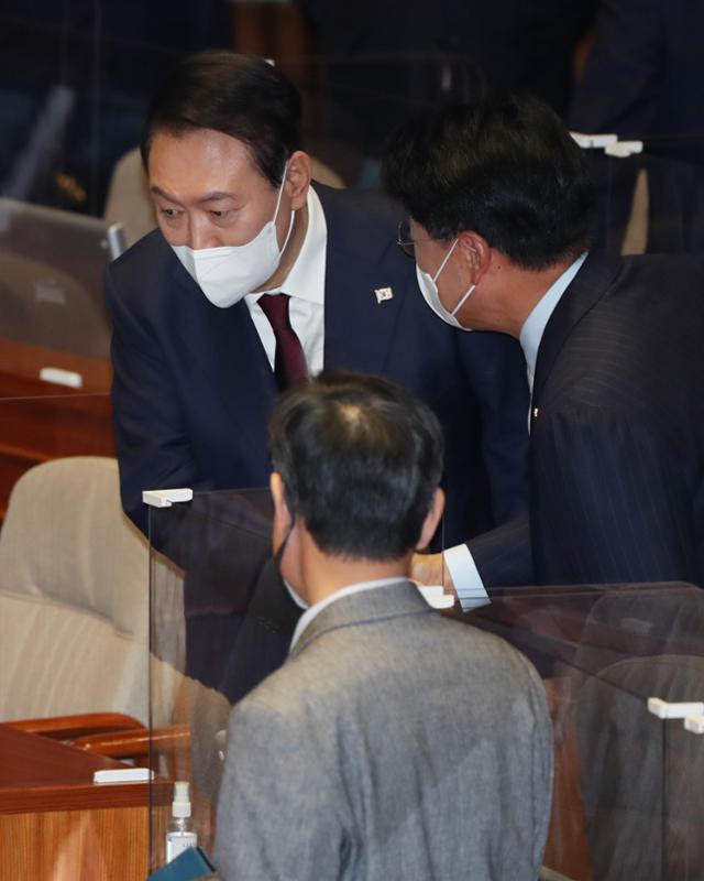 지난달 25일 윤석열(왼쪽) 대통령이 서울 여의도 국회 본회의장에서 내년도 예산안 시정연설을 마친 후 퇴장하며 장제원 국민의힘 의원과 대화하고 있다. 이한호 기자