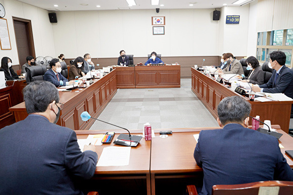 용인시의회 자치행정위원회가 지난 25일 재정국에 대한 행정사무감사를 진행하고 있다. [사진=용인특례시의회]