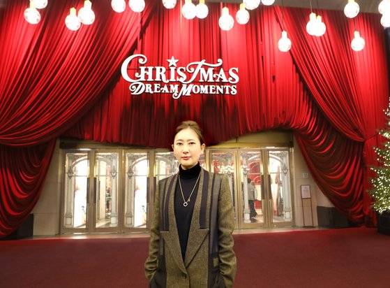 정의정 롯데백화점 비주얼부문장이 본점 정문의 빨간색 대형 커튼 앞에서 포즈를 취하고 있다. 사진 롯데백화점