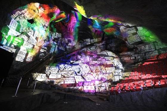 광명동굴 내 동굴 예술의전당에서 즐기는 미디어파사드 쇼. 사진 한국관광공사