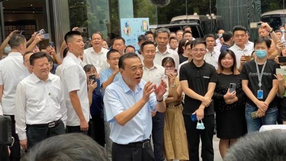 16일 리커창 중국 국무원 총리가 개혁개방 1번지인 선전시를 시찰하며 마스크를 쓰지 않은 시민들과 만나 교류하고 있다. 사진 트위터 캡처