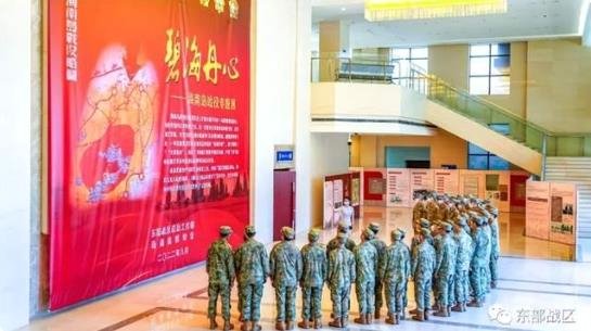 대만 방어를 맡고 있는 중국 인민해방군 동부전구의 사령관과 간부, 직속부대원들이 11일 하이난섬(海南島)에 있는 상륙작전 기념관을 참관했다. 사진 북경청년보 캡처.